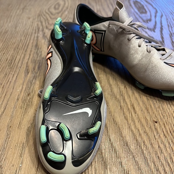 NIKE mercurial size6.5 CR7 cleats - Picture 3 of 4